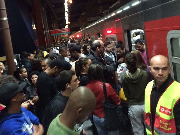 Passageiros lotam plataforma na Estação Pinheiros da CPTM. Foto? Cauê Fabiano/G1